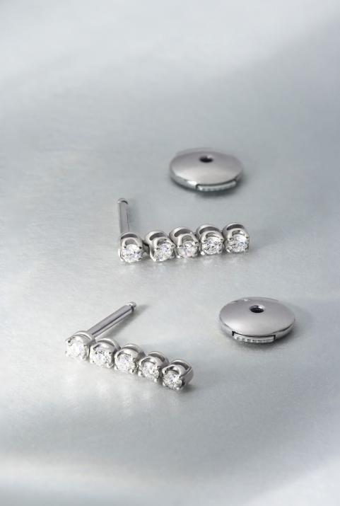 Earrings with 1.90ct Round Diamond in White Gold Prong Setting - Redline - 0++