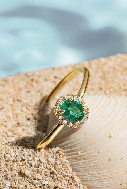 Ring with 0.06ct Oval Diamond and Emerald in Yellow Gold Prong Setting - Redline - 0++