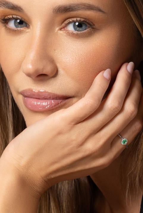 Ring with 0.06ct Round Diamond and Emerald in White Gold Prong Setting - Redline - 0++