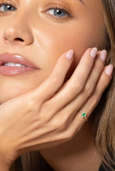 Ring with 0.06ct Oval Diamond and Emerald in Yellow Gold Prong Setting - Redline - 0++