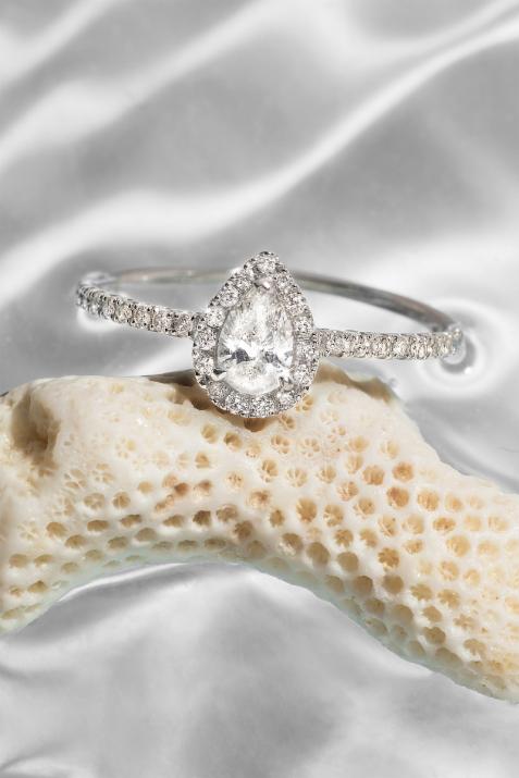 Ring with 0.43ct Pear Diamond in White Gold Prong Setting - Redline - 0++