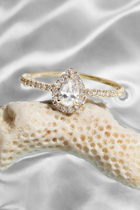 Ring with 0.43ct Pear Diamond in Yellow Gold Prong Setting - Redline - 0++