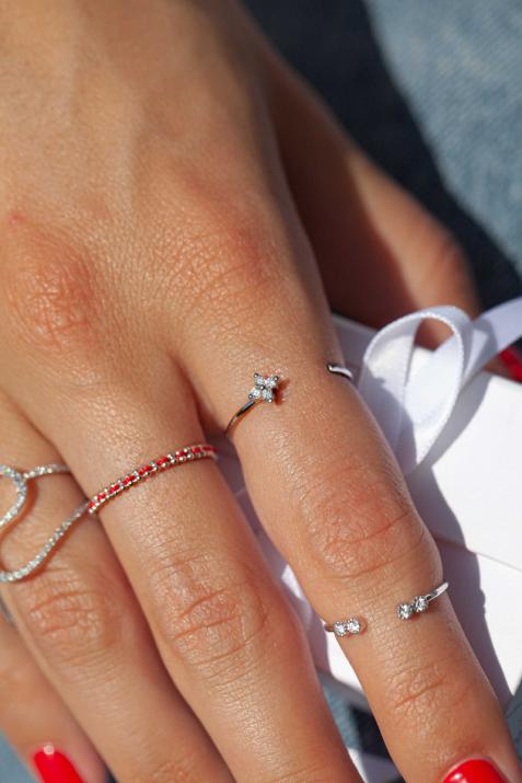 Ring with 0.056ct Round Diamond in White Gold Prong Setting - Redline - 0++