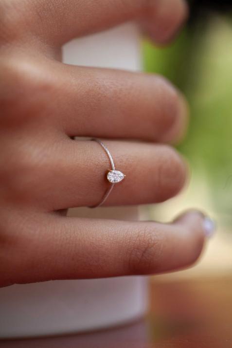 String Ring with 0.20ct Pear Diamond in Yellow Gold Prong Setting - Redline - 0++