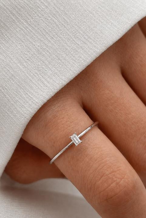 Ring with 0.10ct Princess Diamond in White Gold Prong Setting - Redline - 0++