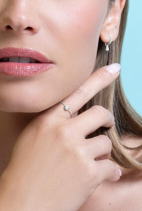 Chain Ring with 0.10ct Round Diamond in White Gold Bezel Setting - Redline - 0++