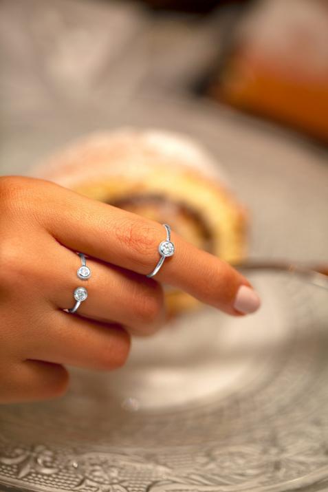 Bangle Ring with 0.20ct Round Diamond in White Gold Bezel Setting - Redline - 0++