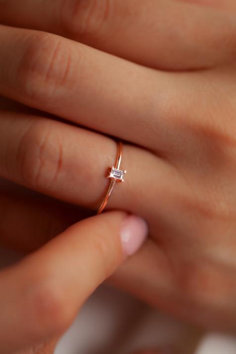 Ring with 0.10ct Princess Diamond in Rose Gold Prong Setting - Redline - 0++