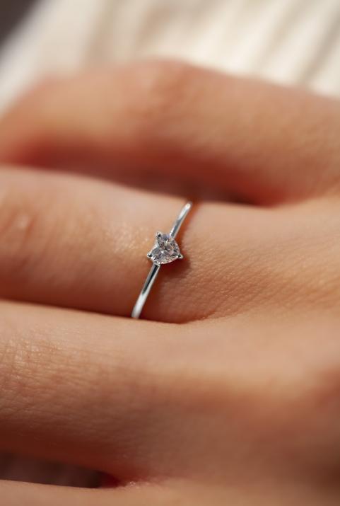 Ring with 0.20ct Heart Shaped Diamond in White Gold Prong Setting - Redline - 0++