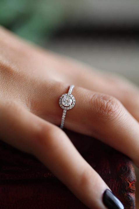 Ring with 0.47ct Round Diamond in White Gold Prong Setting - Redline - 0++