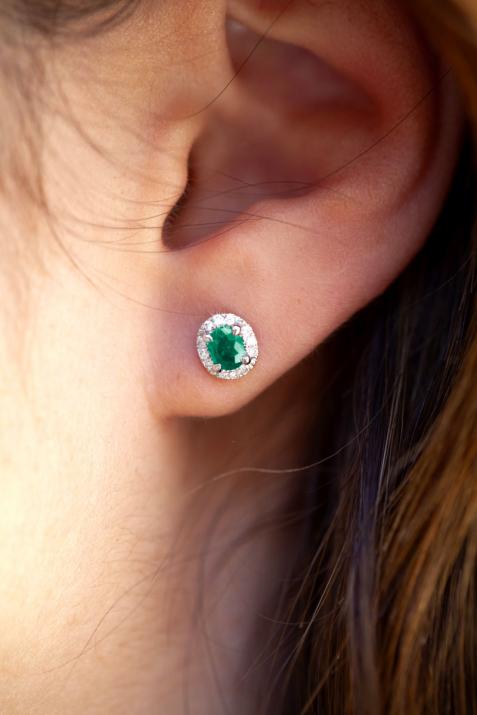 Earrings with 0.11ct Round Diamond and Emerald in White Gold Prong Setting - Redline - 0++