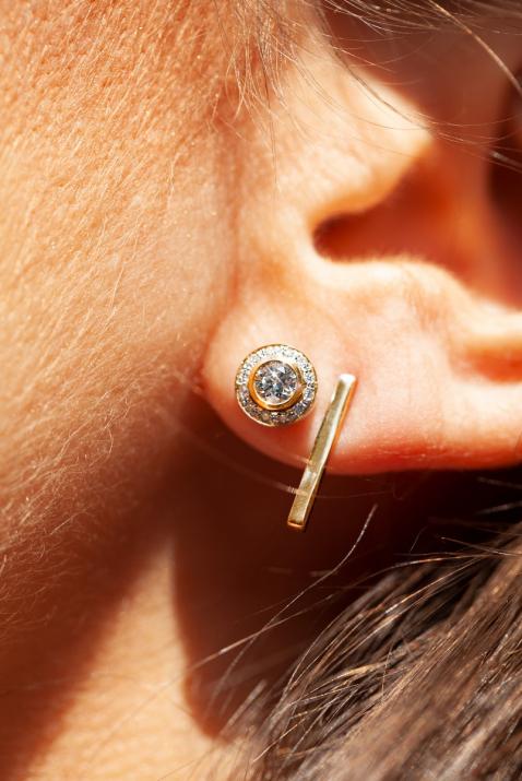 Earrings with 0.52ct Round Diamond in Yellow Gold Bezel Setting - Redline - 0++