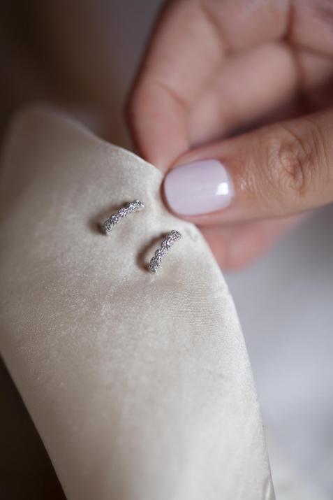 Earrings with 0.168ct Round Diamond in Yellow Gold Prong Setting - Redline - 0++