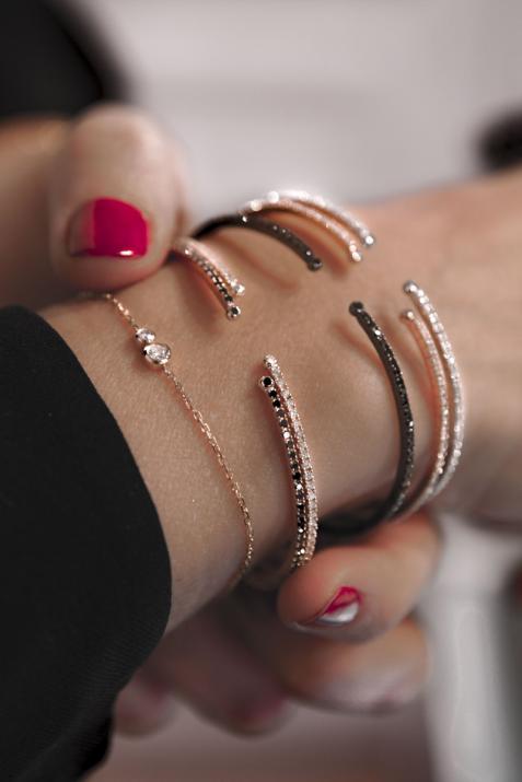 Bangle Bracelet with 0.91ct Round Black Diamond in Rose Gold Prong Setting - Redline - 0++