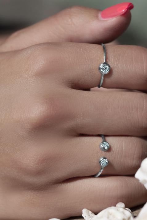 Bangle Ring with 0.10ct Round Diamond in White Gold Bezel Setting - Redline - 0++