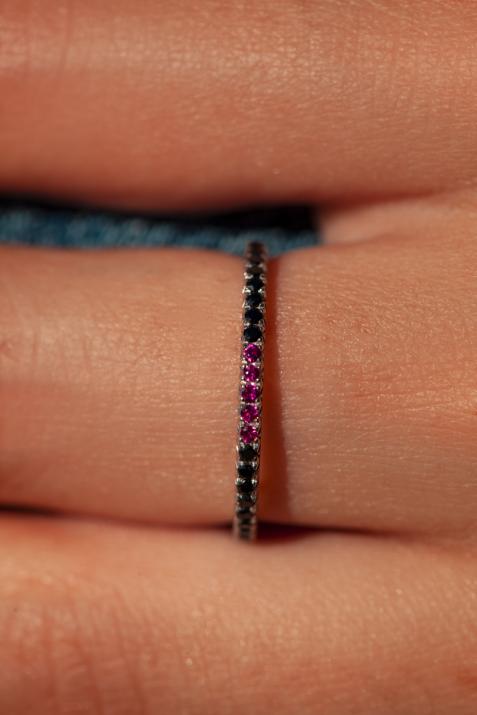 Bangle Ring with 0.33ct Round Black Diamond and 5 rubis in White Gold Prong Setting - Redline - 0++
