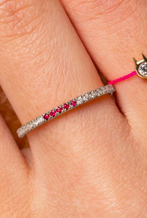 Bangle Ring with 0.30ct Round Diamond and 5 Rubis in White Gold Prong Setting - Redline - 0++