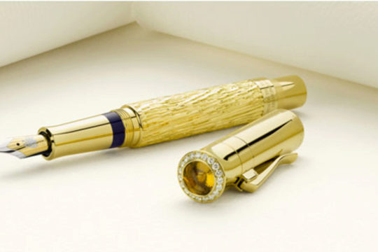 Voir ou avoir une plume d'or et de diamants...