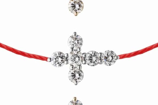 Un bracelet croix en diamant sur un fil !