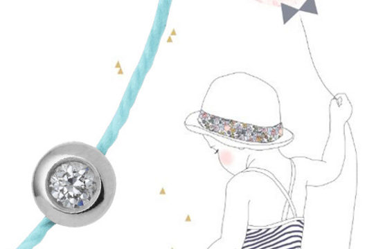 La petite Lily Rose et son bracelet pure