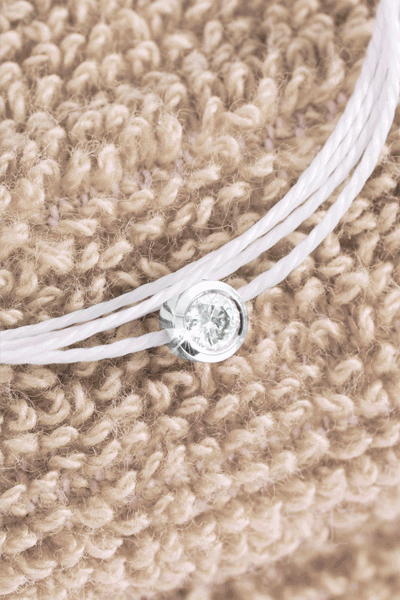 Бриллиант на белой нити